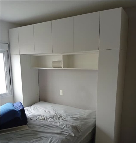 Guarda-roupa planejado em volta da cama