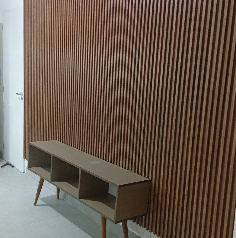 Painel ripado com aparador planejado